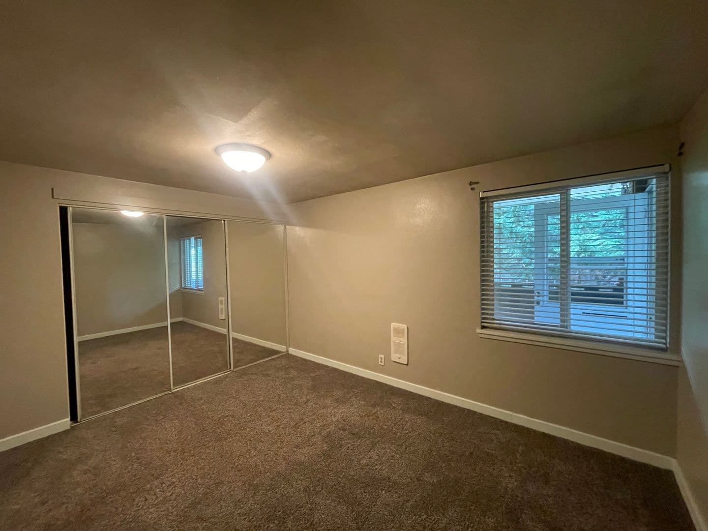 Seattle Apartment: 825 W Nickerson St
