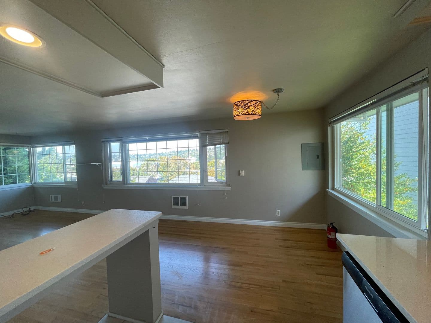 Seattle Apartment: 825 W Nickerson St