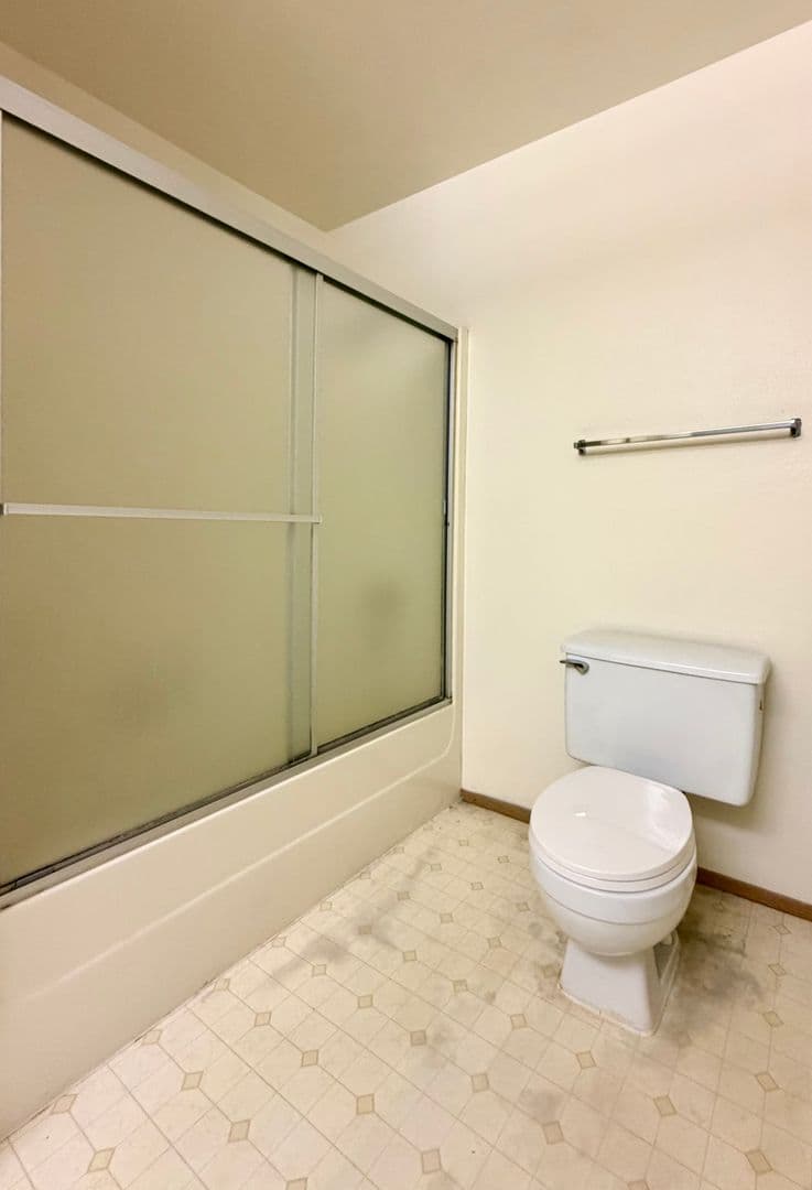 Bellevue Condo: 1276 Bellevue Way NE #4