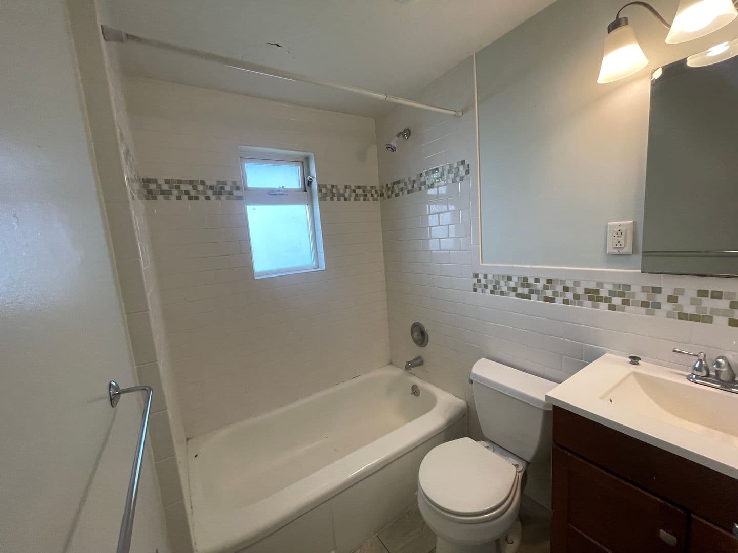 Seattle Apartment: 825 W Nickerson St