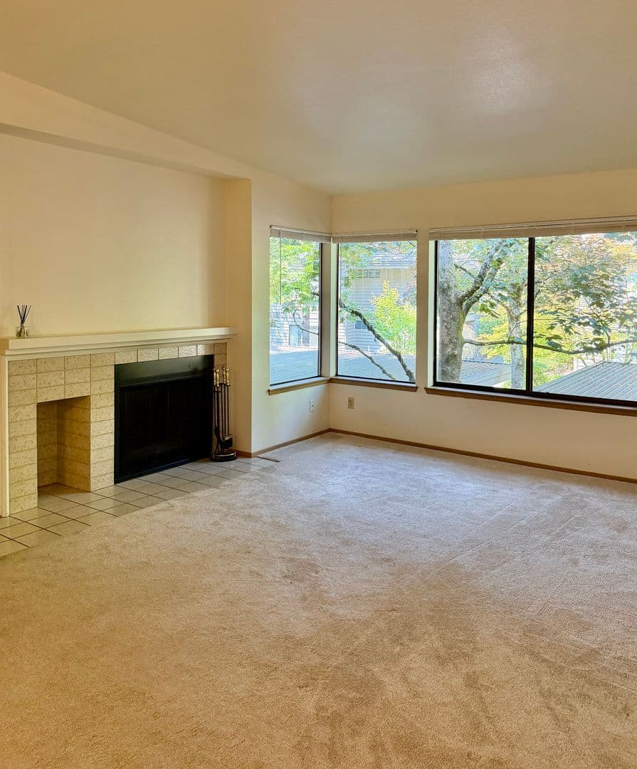 Bellevue Condo: 1276 Bellevue Way NE #4