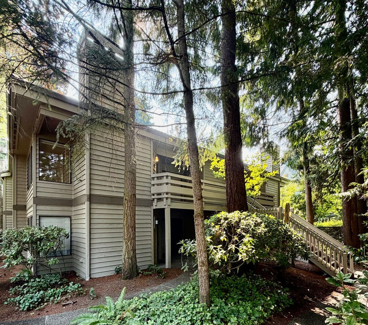 Bellevue Condo: 1276 Bellevue Way NE #4