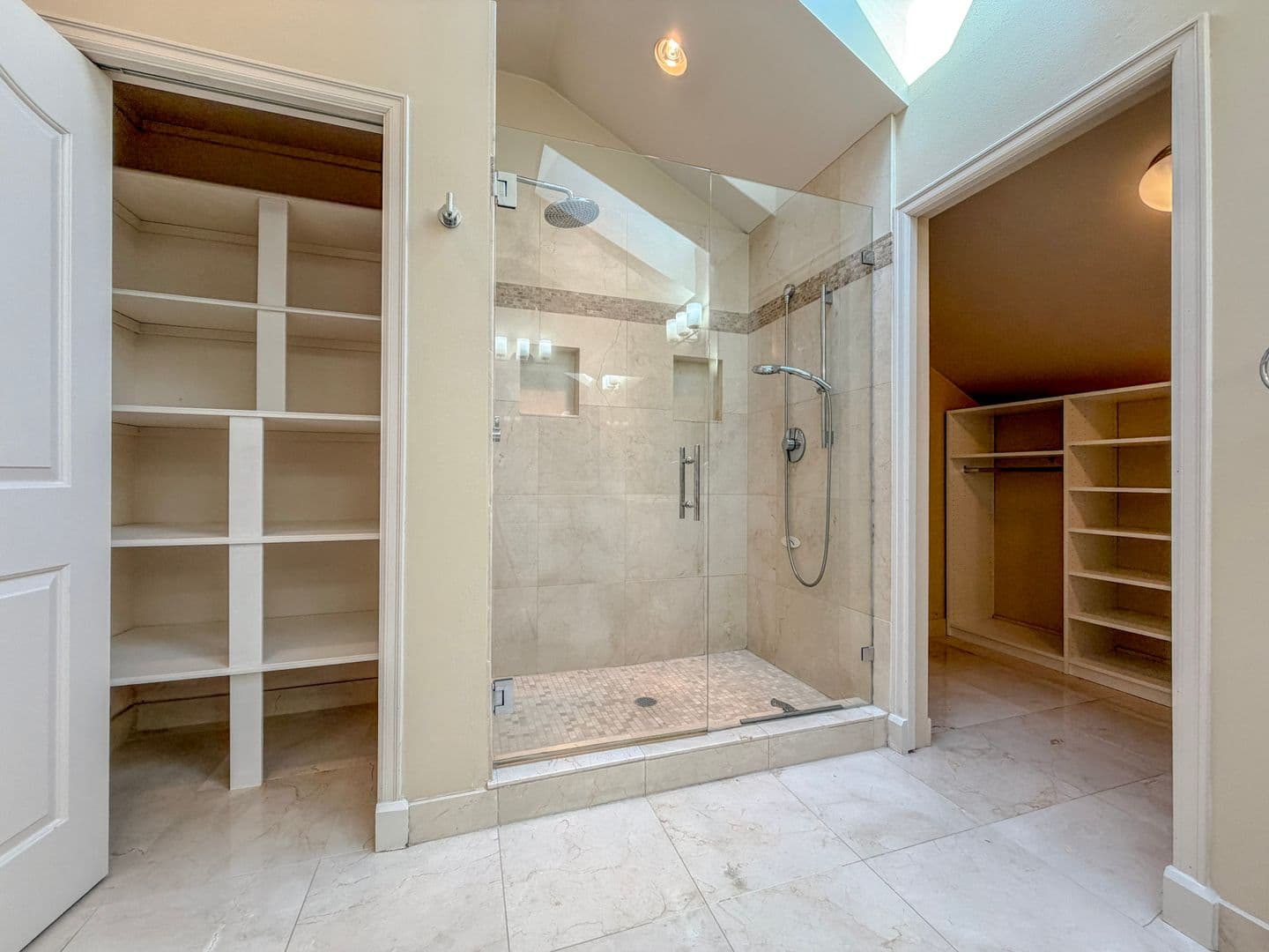 Kenmore House: 9017 NE 145th Pl