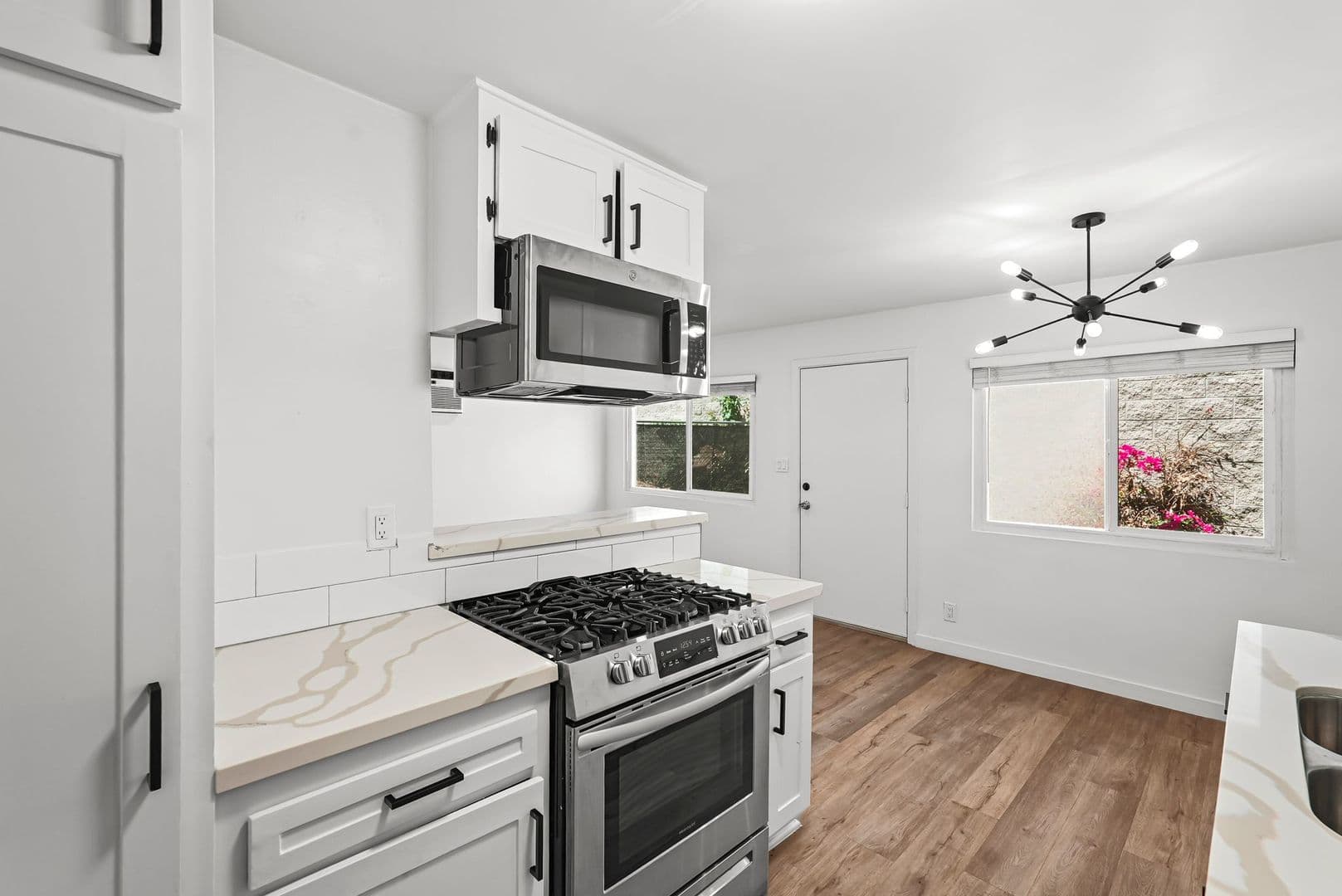 North Hollywood Apartment: 5549 Fulcher Ave
