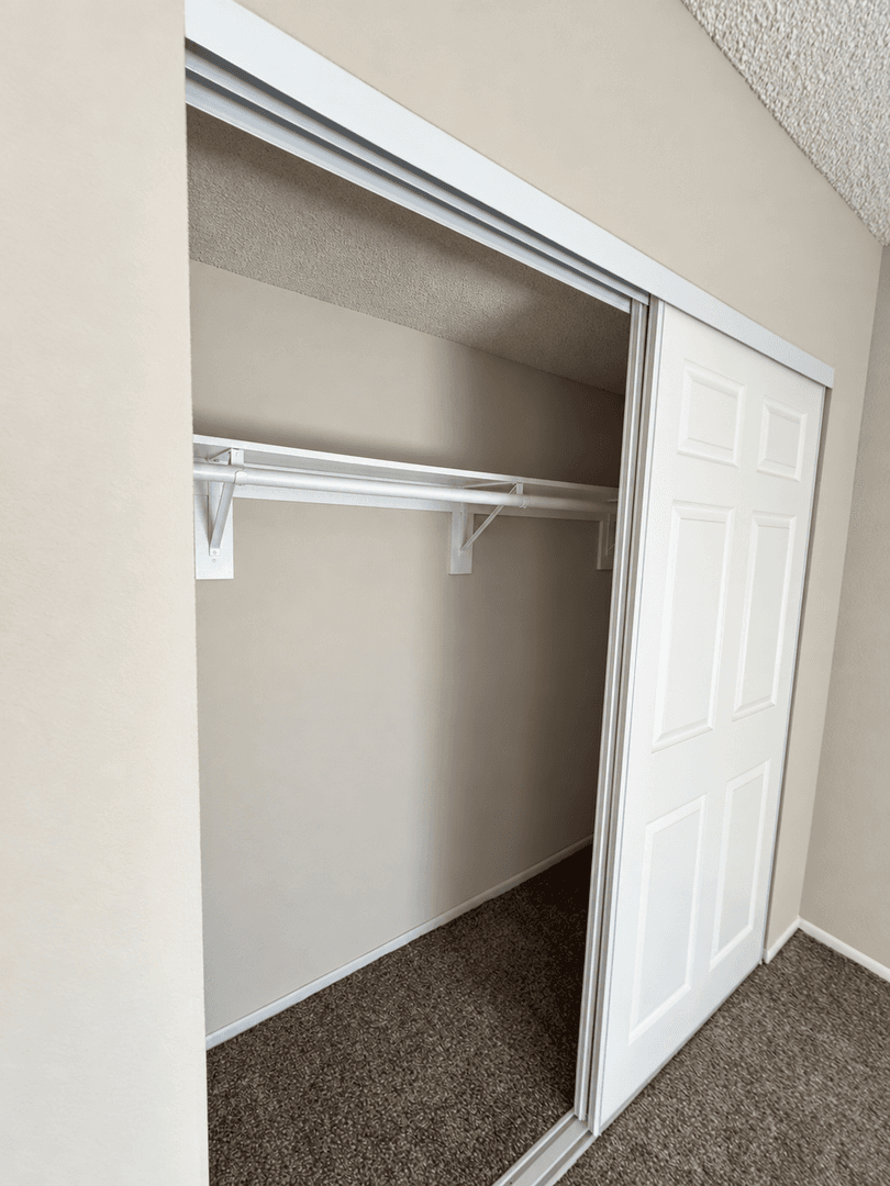 West Hills Apartment: 23901 Los Rosas