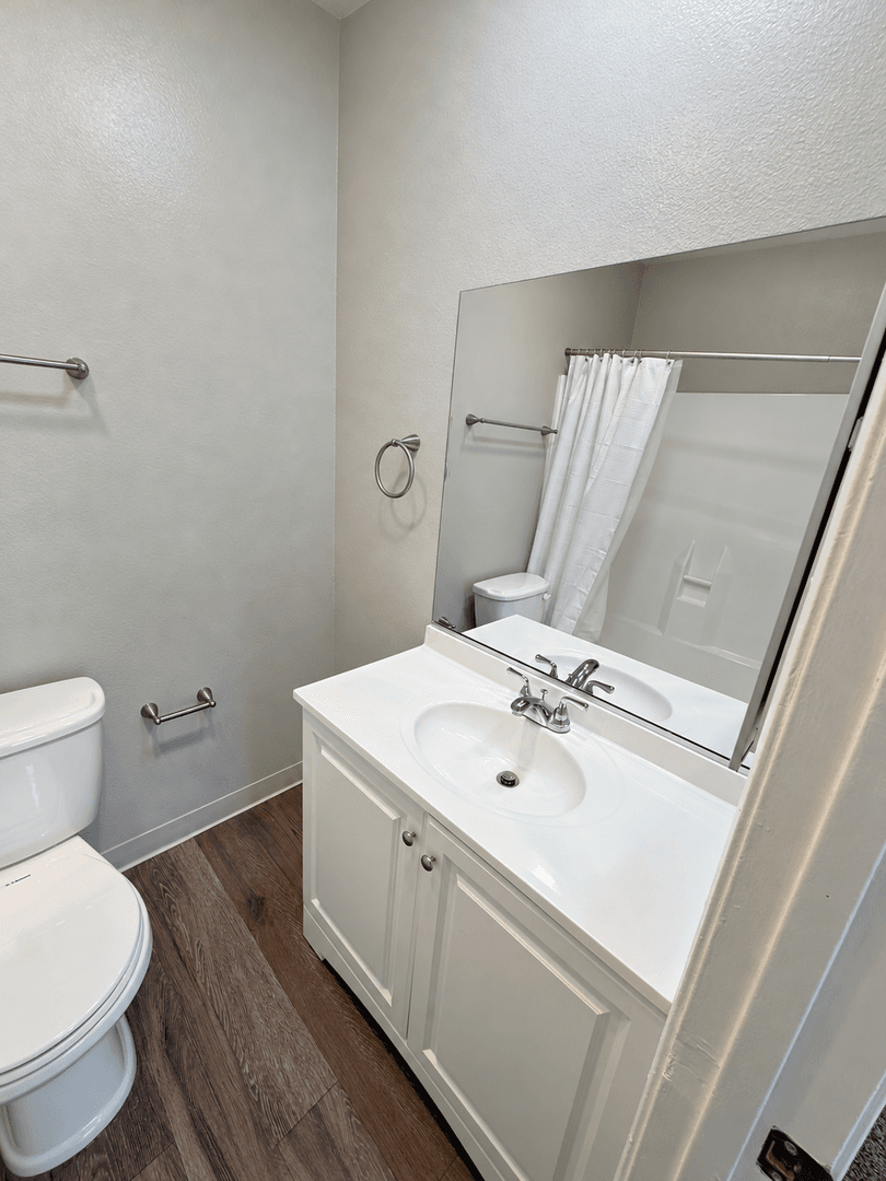 West Hills Apartment: 23901 Los Rosas St