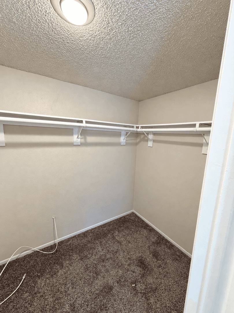 West Hills Apartment: 23901 Los Rosas