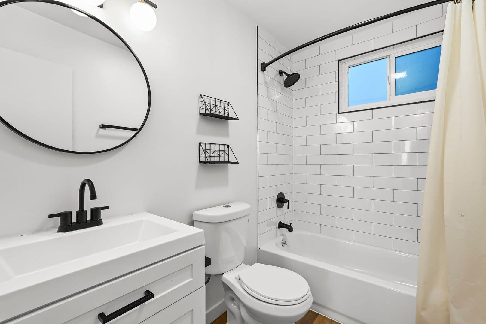 North Hollywood Apartment: 5549 Fulcher Ave