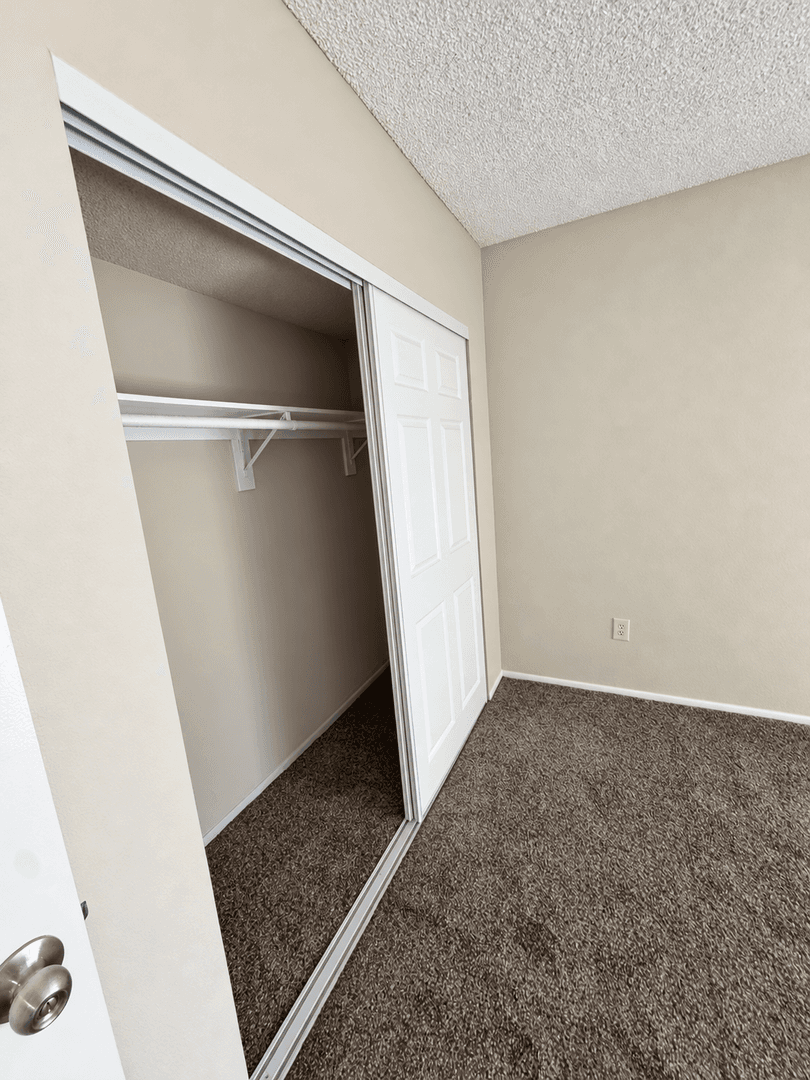 West Hills Apartment: 23901 Los Rosas