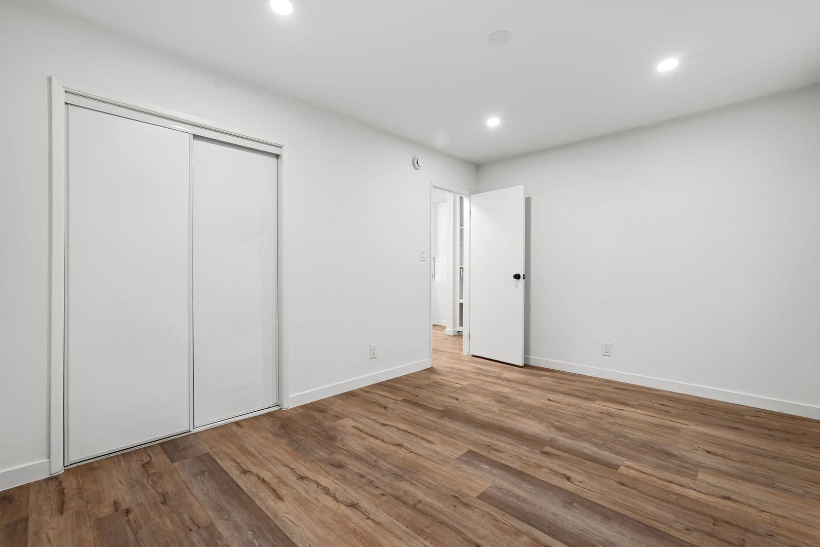 North Hollywood Apartment: 5549 Fulcher Ave