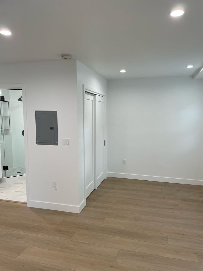 North Hollywood Apartment: 10909 Morrison St