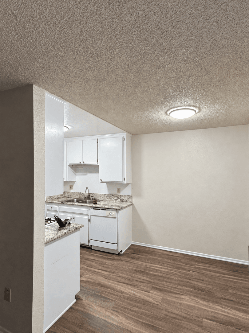 West Hills Apartment: 23901 Los Rosas