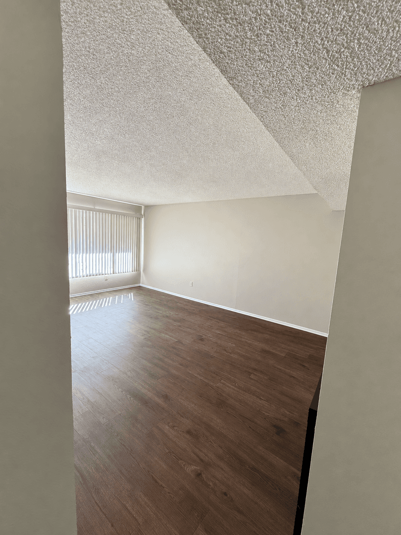 West Hills Apartment: 23901 Los Rosas