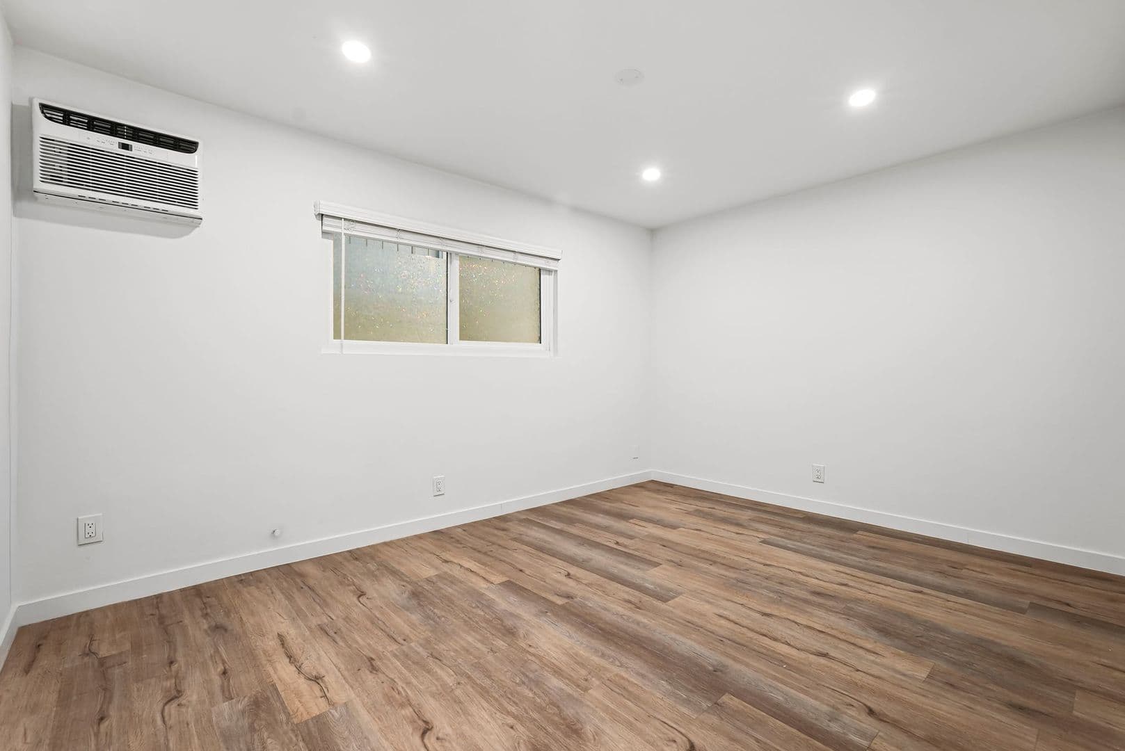 North Hollywood Apartment: 5549 Fulcher Ave