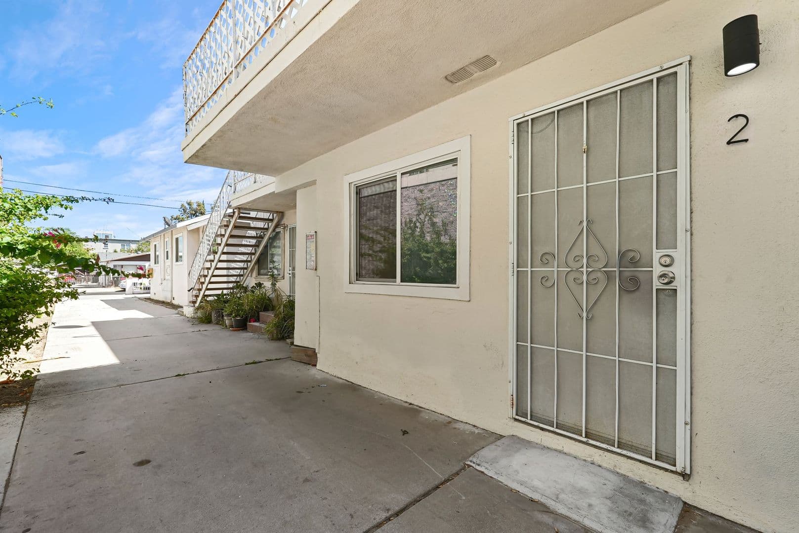North Hollywood Apartment: 5549 Fulcher Ave