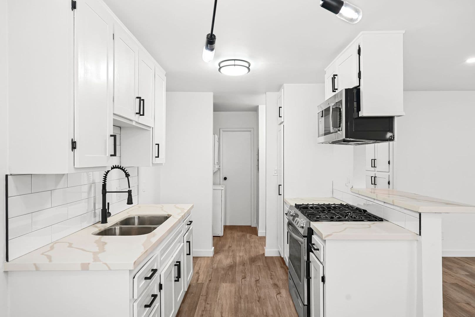 North Hollywood Apartment: 5549 Fulcher Ave