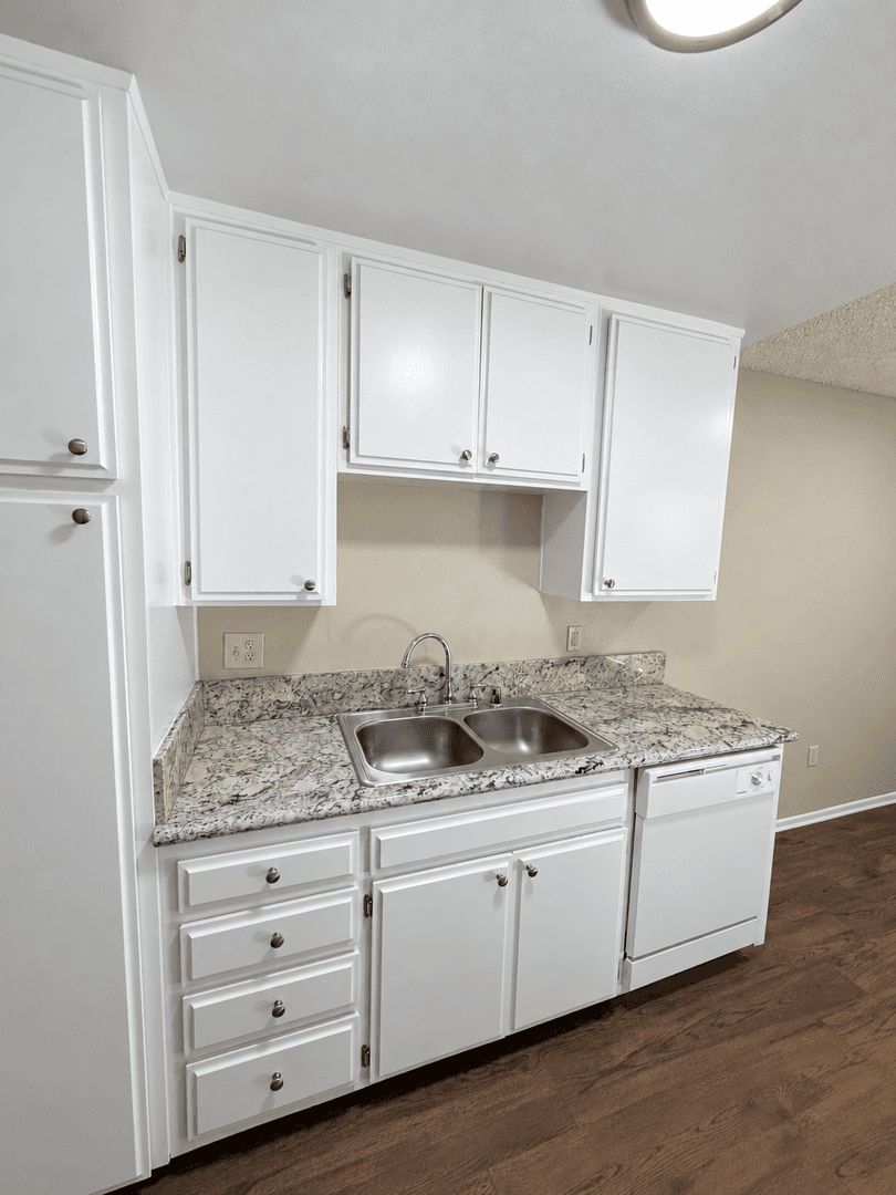 West Hills Apartment: 23901 Los Rosas