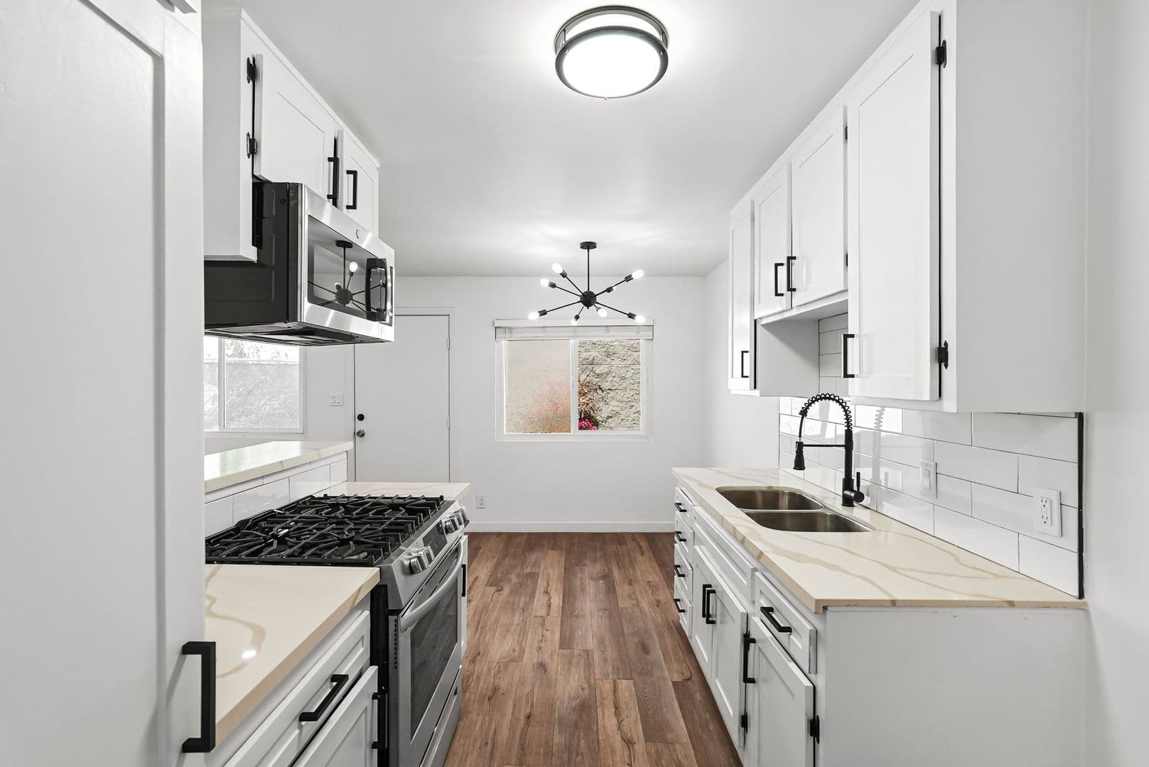 North Hollywood Apartment: 5549 Fulcher Ave