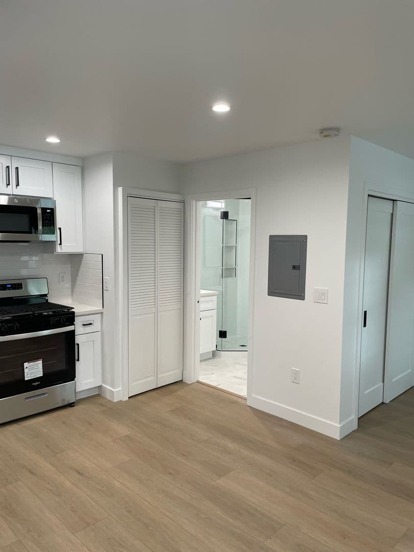 North Hollywood Apartment: 10909 Morrison St