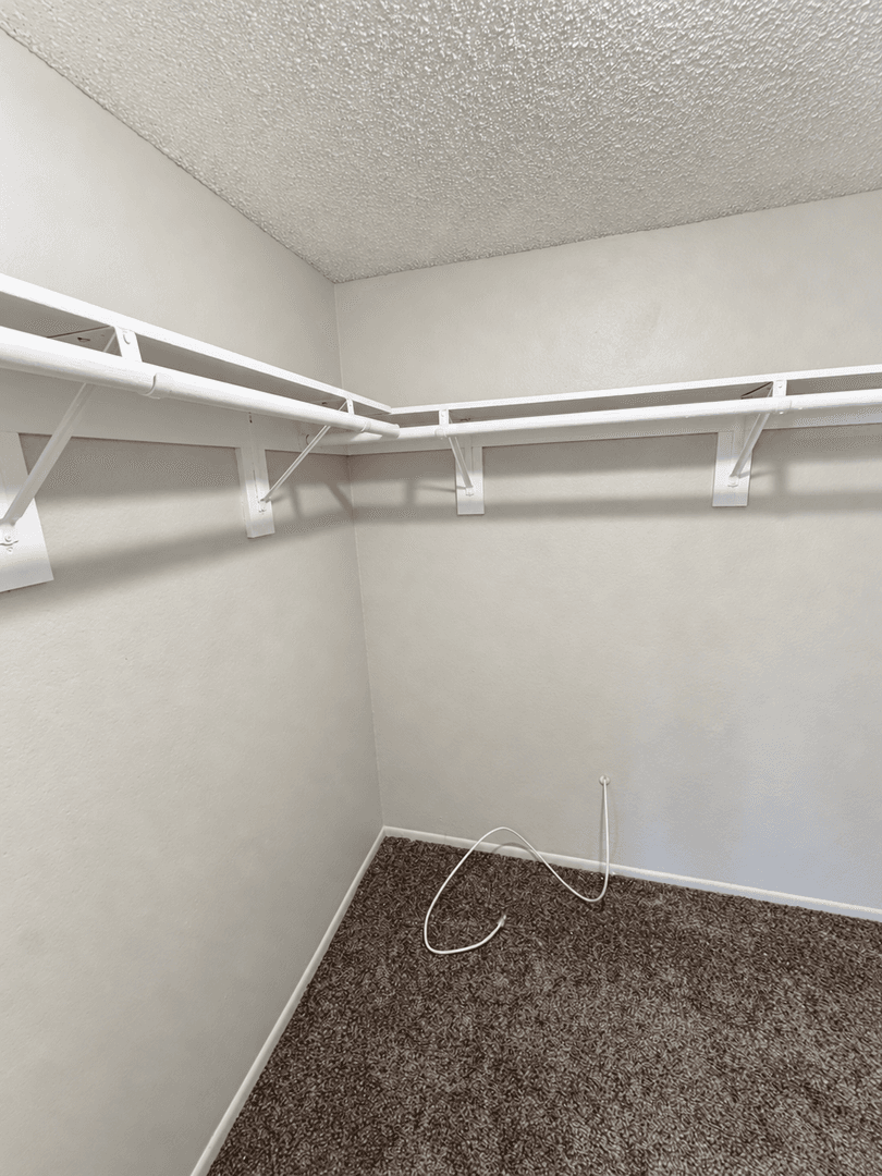 West Hills Apartment: 23901 Los Rosas