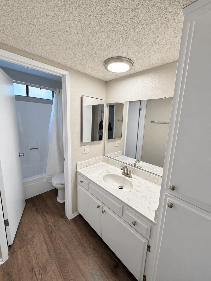 West Hills Apartment: 23901 Los Rosas