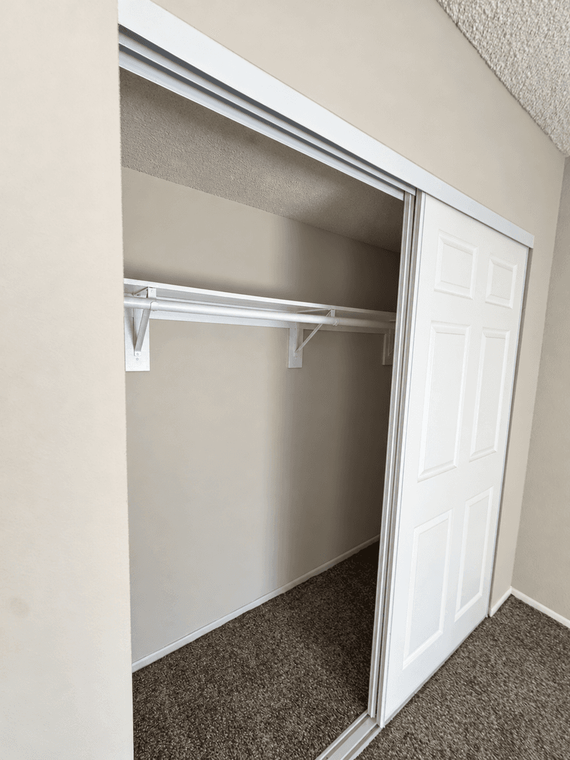 West Hills Apartment: 23901 Los Rosas