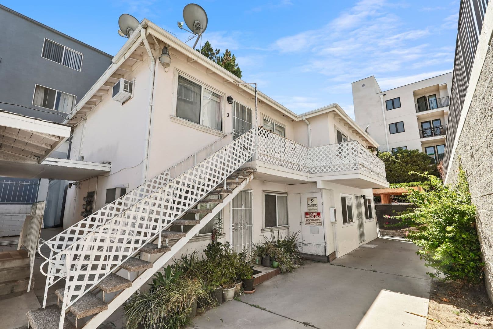 North Hollywood Apartment: 5549 Fulcher Ave