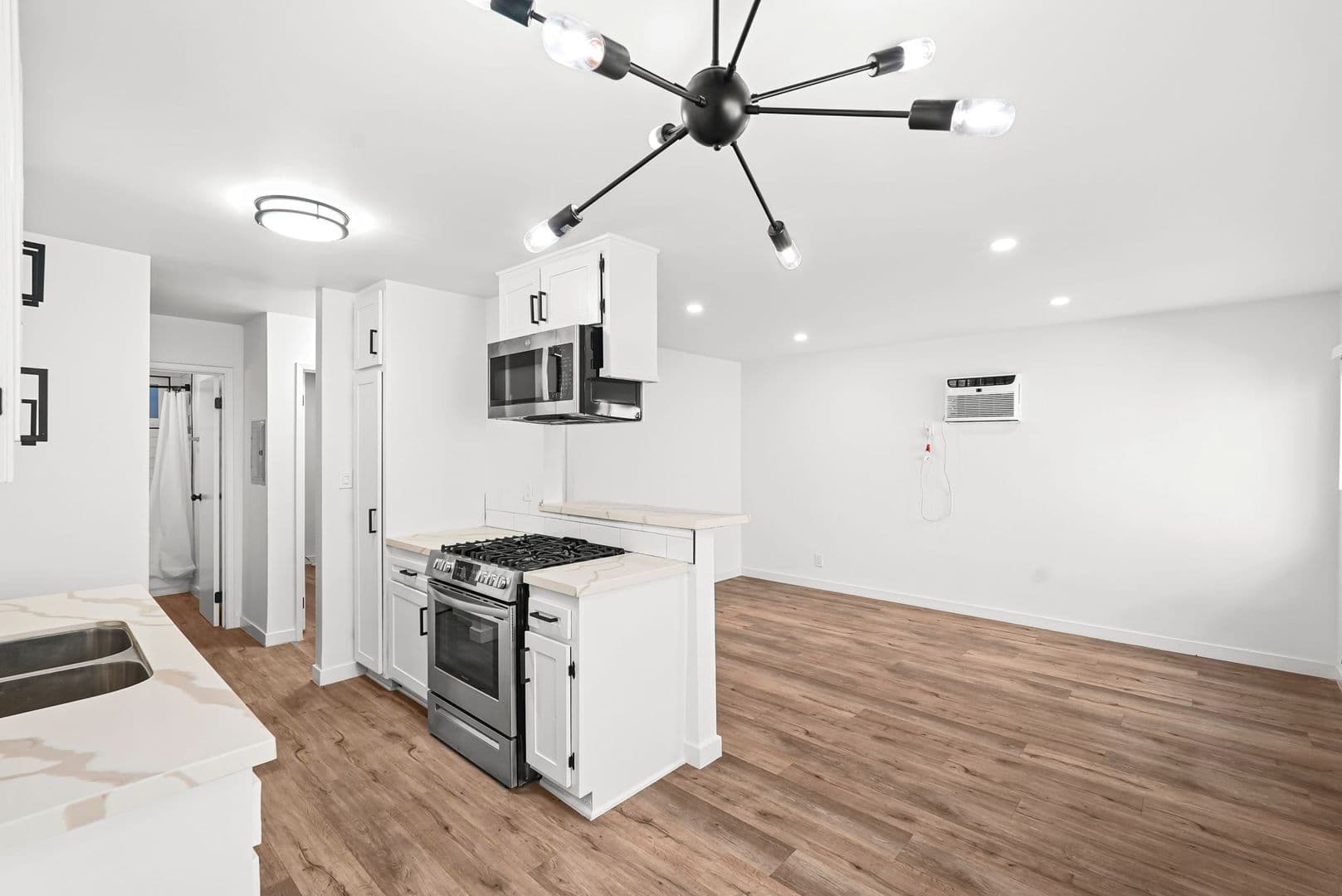 North Hollywood Apartment: 5549 Fulcher Ave