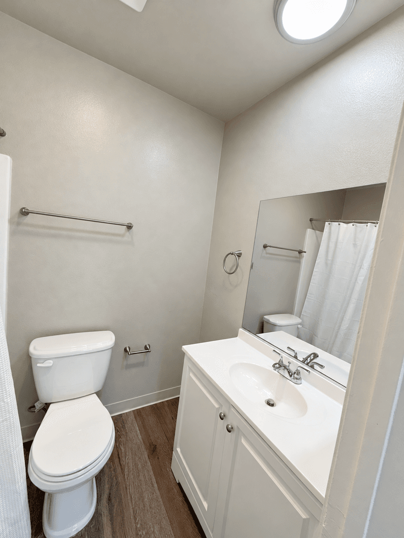 West Hills Apartment: 23901 Los Rosas