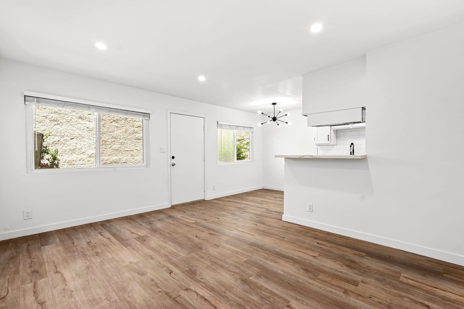 North Hollywood Apartment: 5549 Fulcher Ave