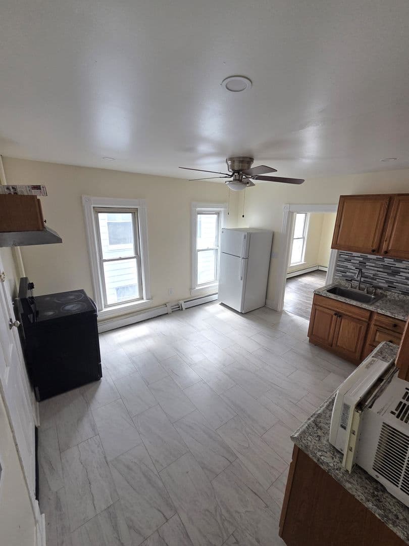 Amsterdam Apartment: 261 Division St