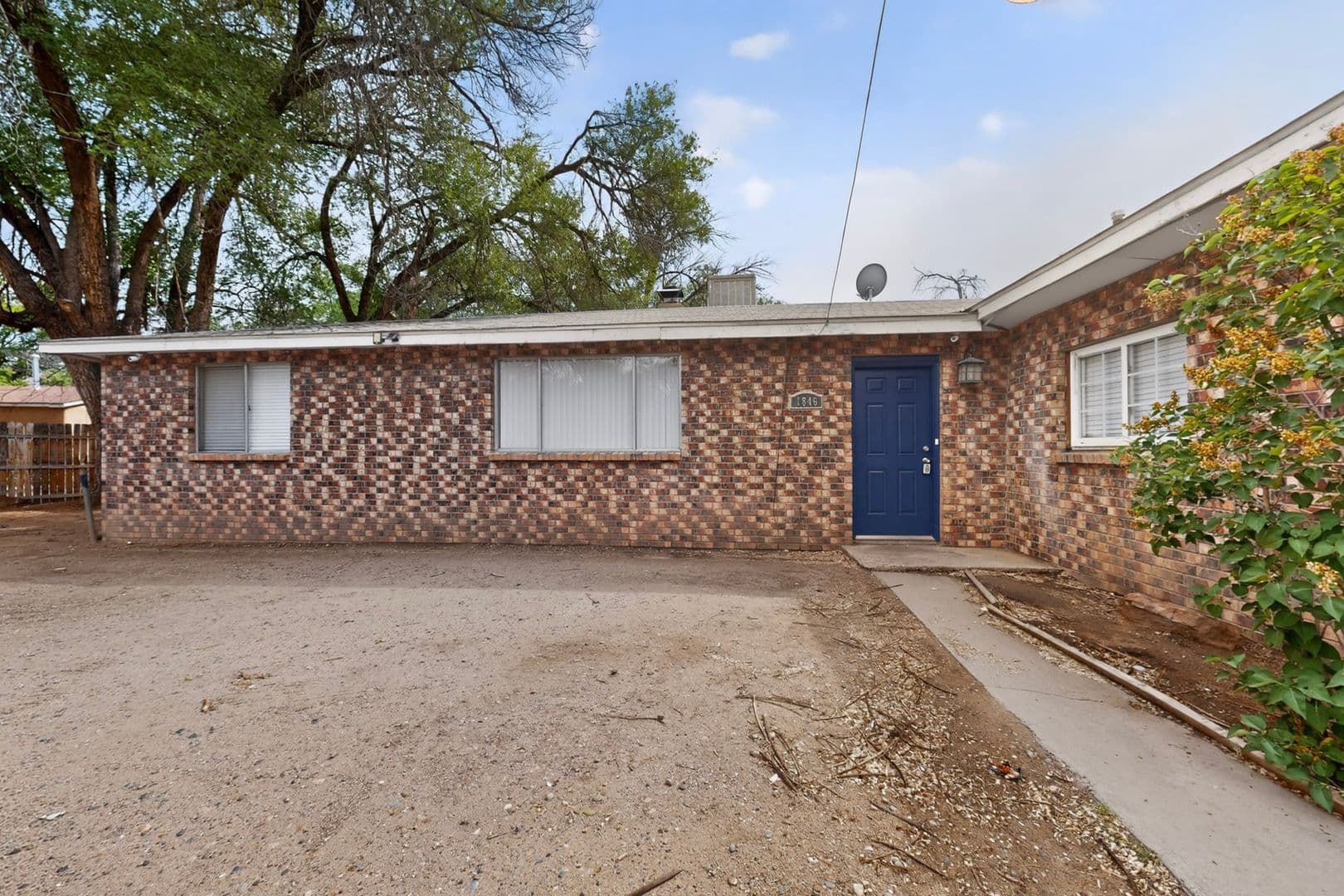 Albuquerque House: 1846 Henry Circle SW