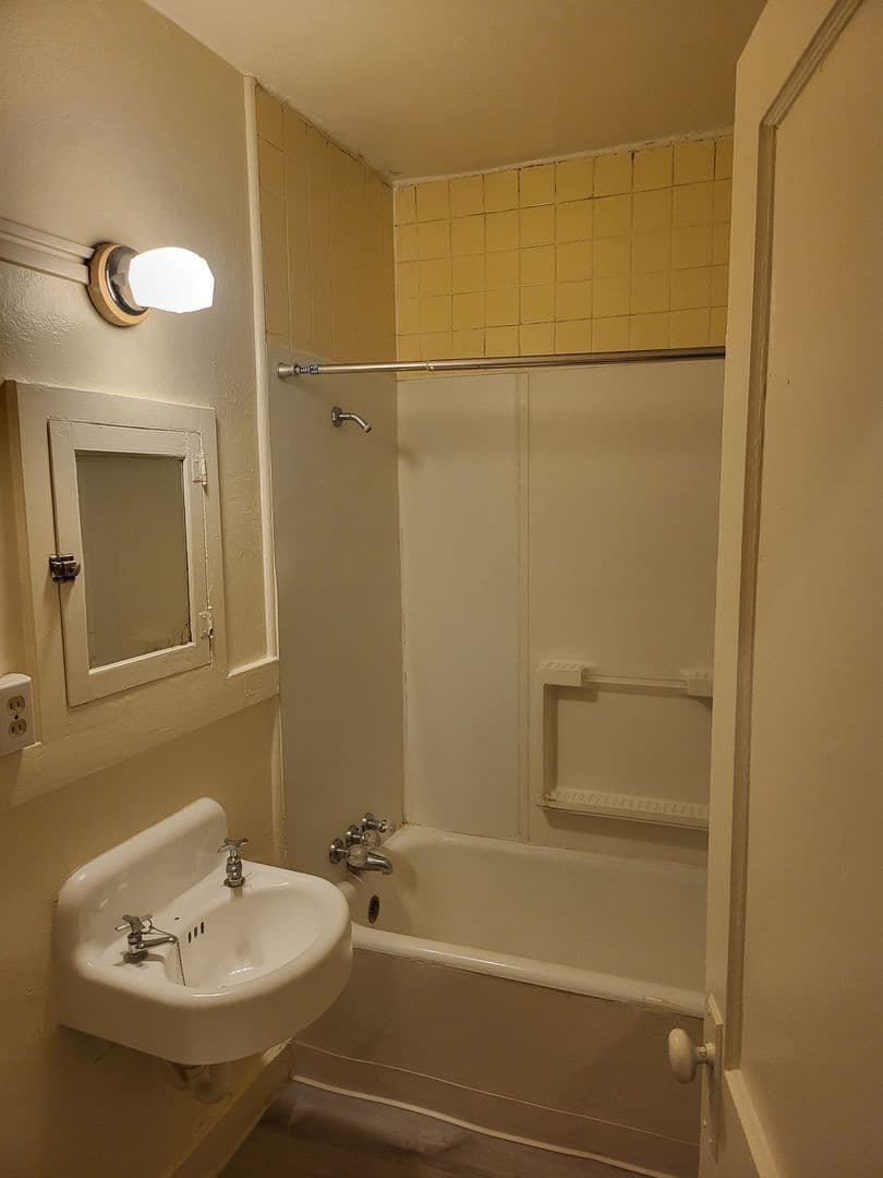 Albuquerque Apartment: 1900-1910 Gold Ave SE