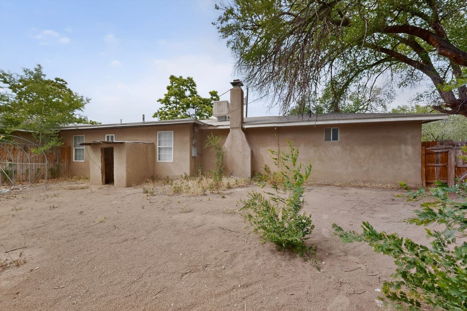 Albuquerque House: 1846 Henry Circle SW