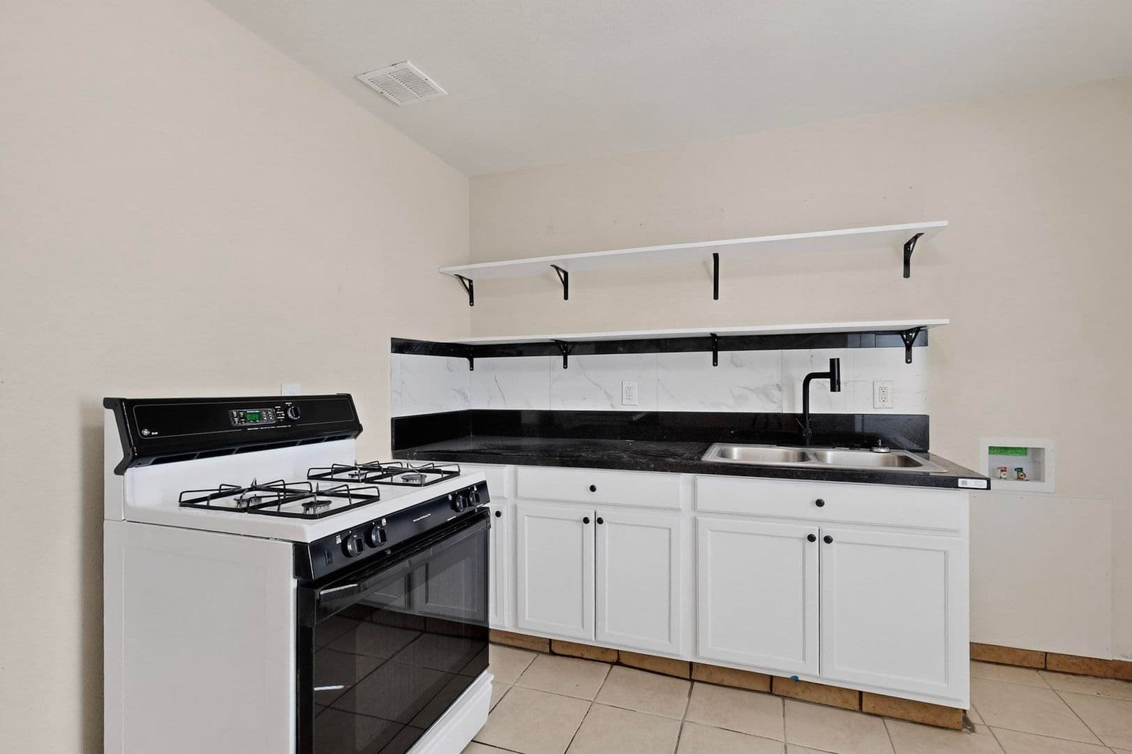 Albuquerque Apartment: Z540 Cardenas Dr SE