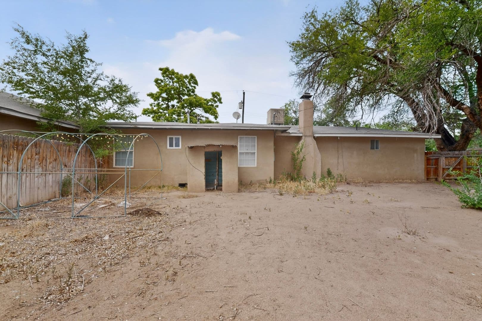 Albuquerque House: 1846 Henry Circle SW
