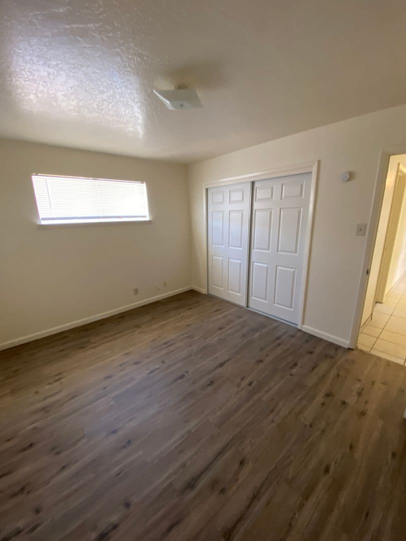Albuquerque Apartment: 449 Charleston St SE