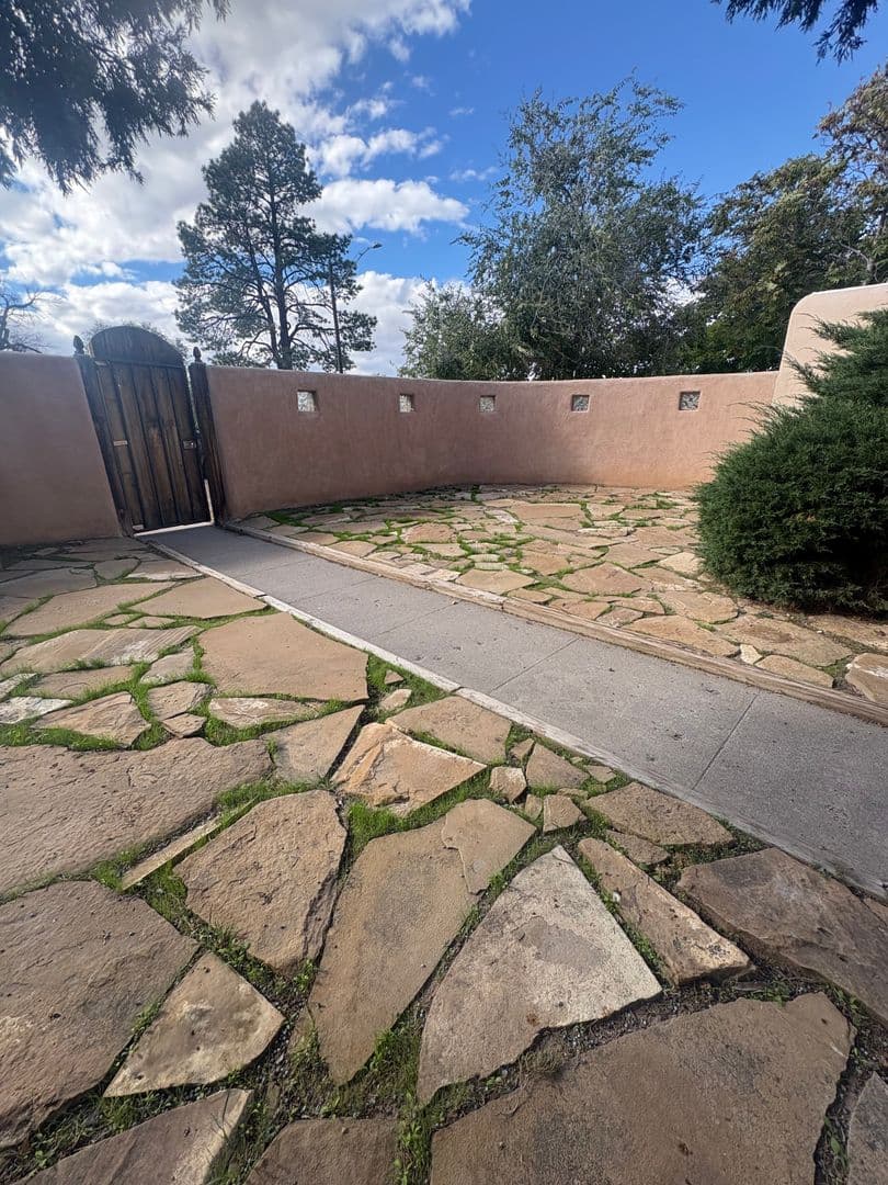 Albuquerque House: 1716 Bryn Mawr Dr NE