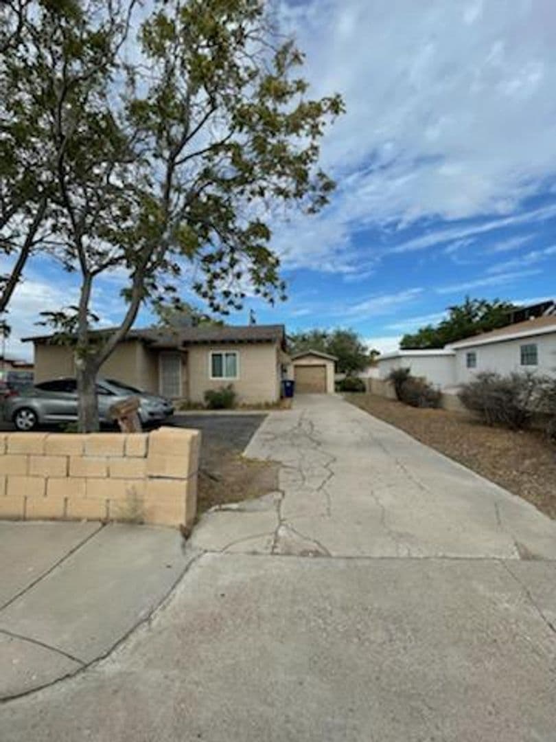 Albuquerque House: 560 60th Street NW