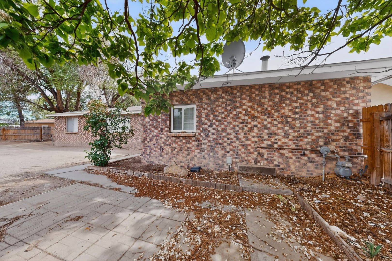 Albuquerque House: 1846 Henry Circle SW