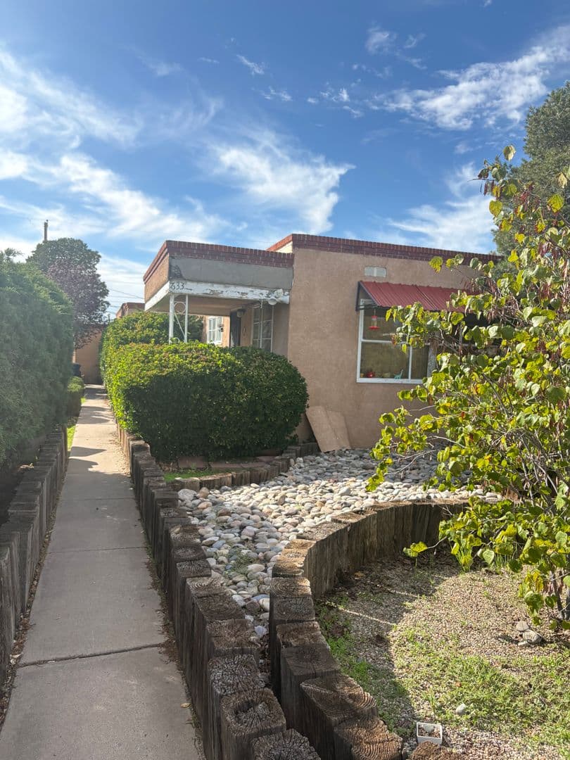 Albuquerque Apartment: 633 Monroe St. NE
