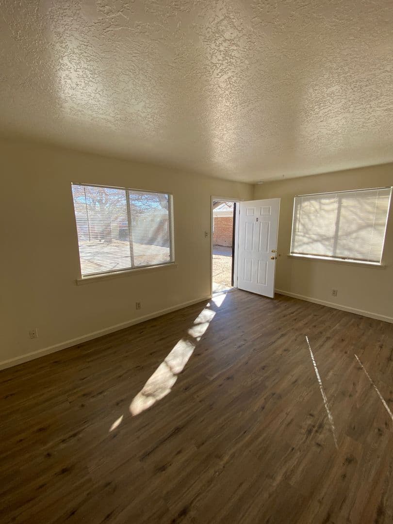 Albuquerque Apartment: 449 Charleston St SE
