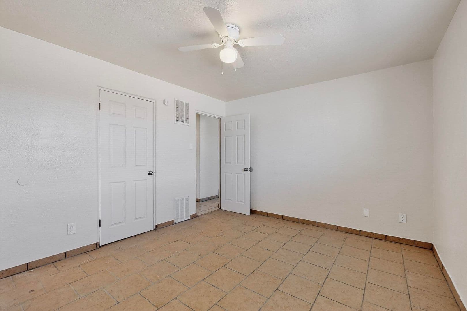 Albuquerque Apartment: 540 Cardenas Dr SE