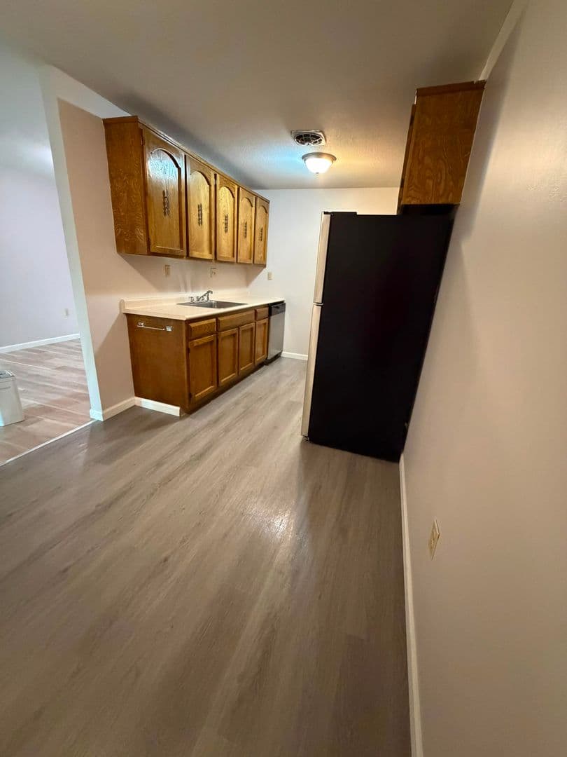 Rocky Hill Apartment: 100 Laura Lane