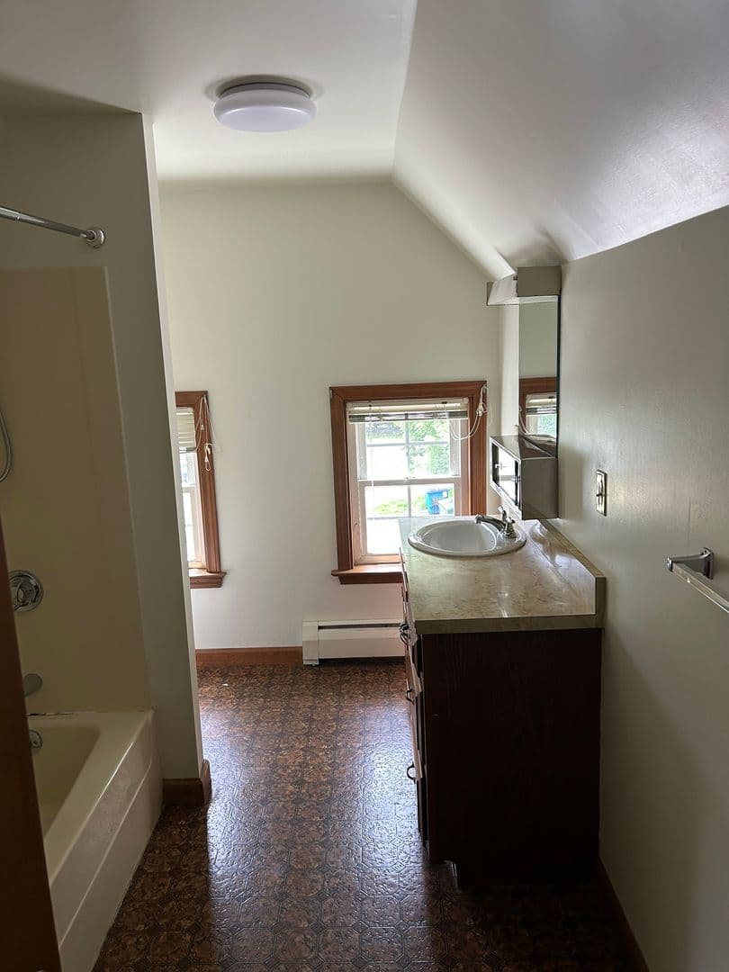 Middletown Apartment: 41 Bretton Road