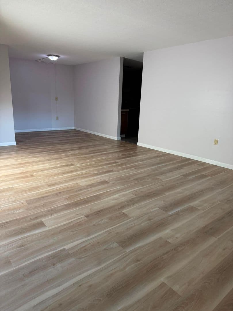 Rocky Hill Apartment: 100 Laura Lane