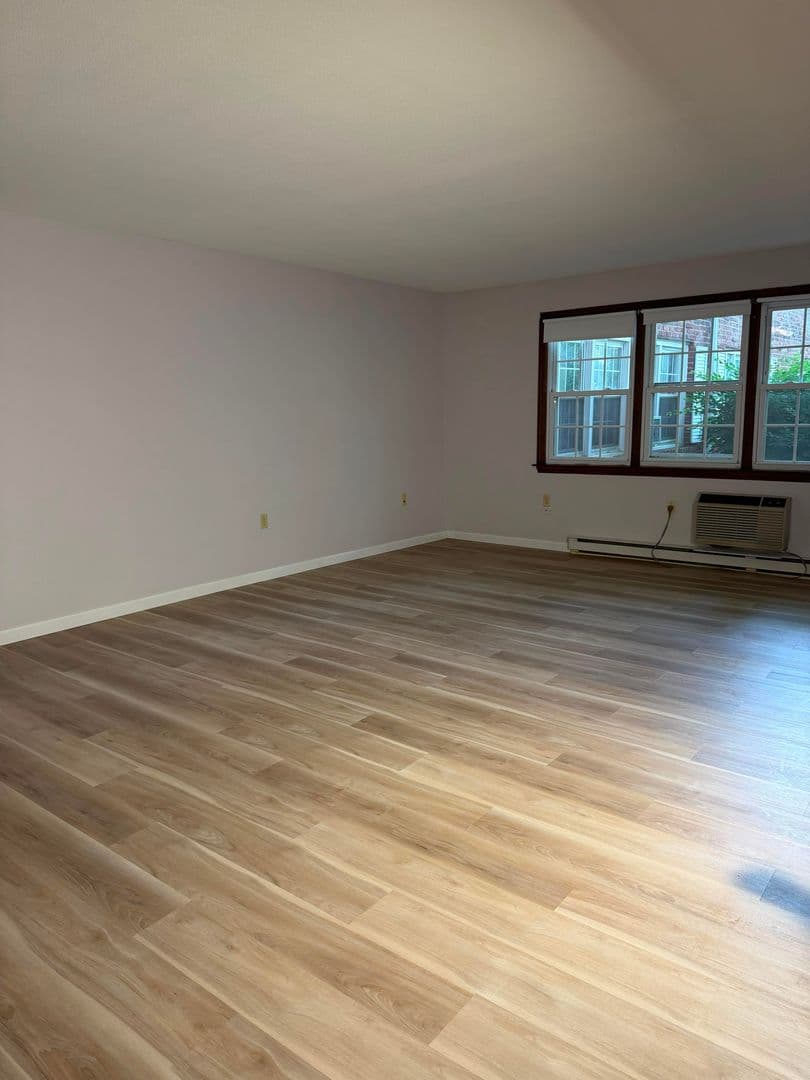 Rocky Hill Apartment: 100 Laura Lane