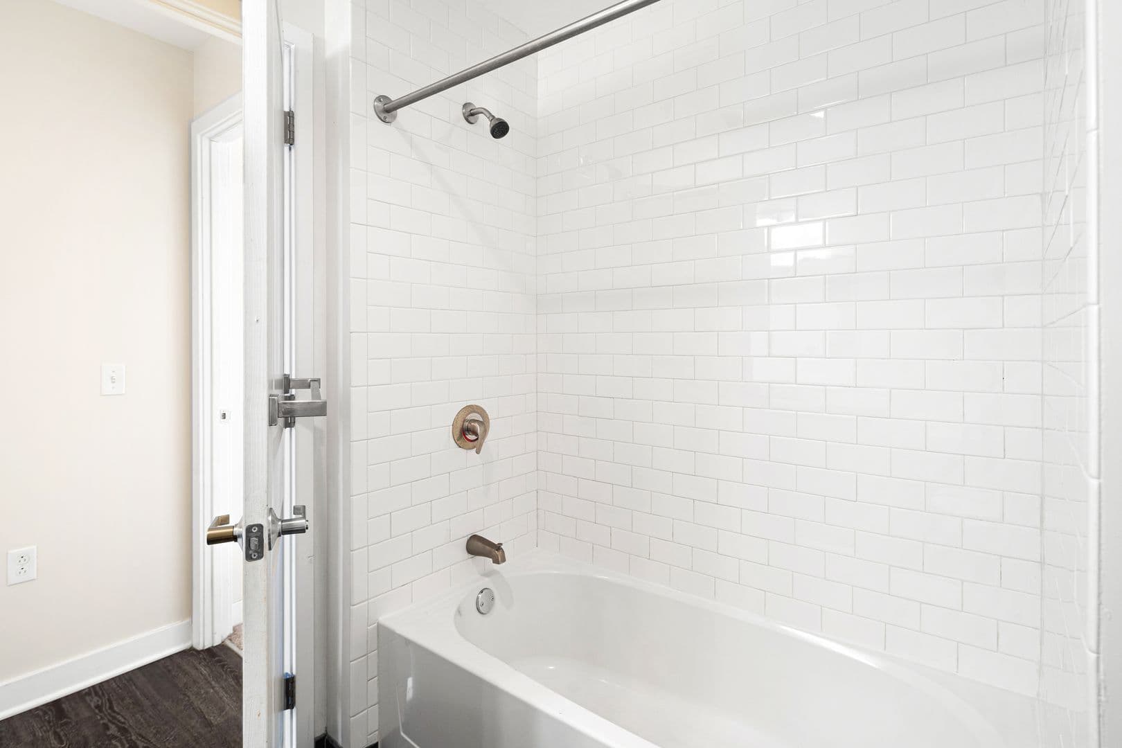 Philadelphia Apartment: 523 N Broad Street