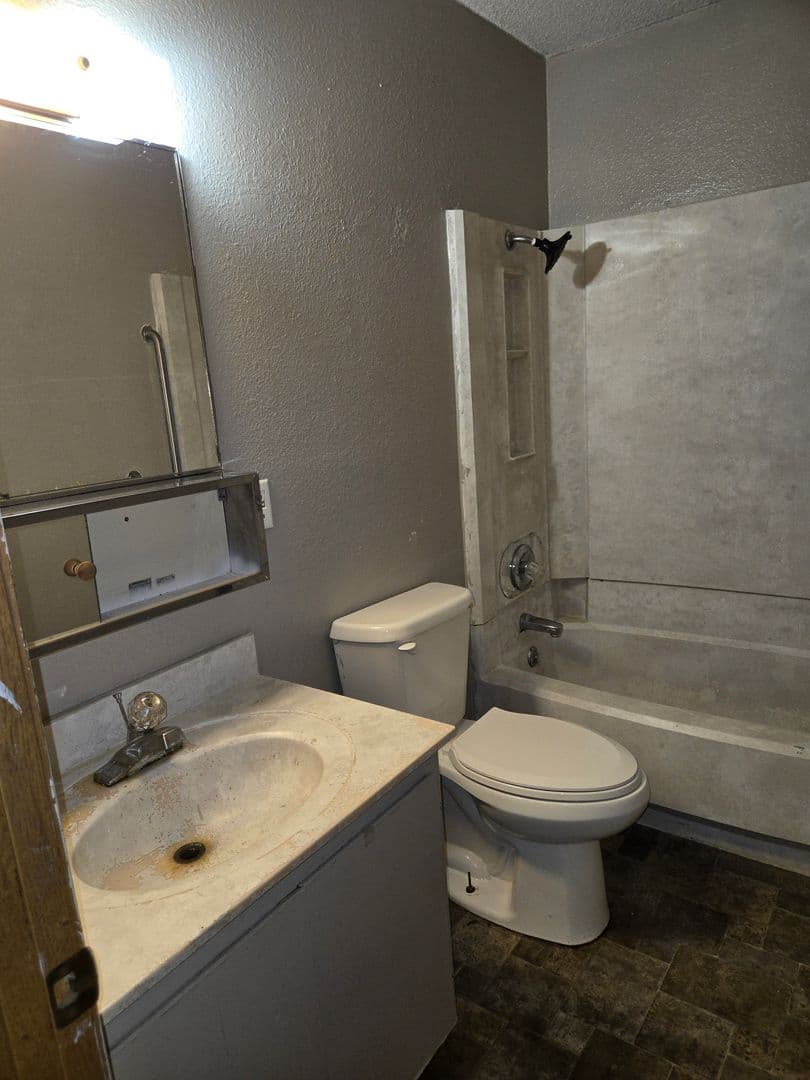 Jewell Apartment: 813 Delaware Street