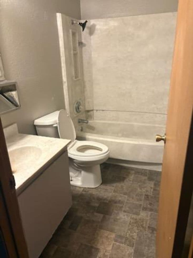 Jewell Apartment: 813 Delaware Street